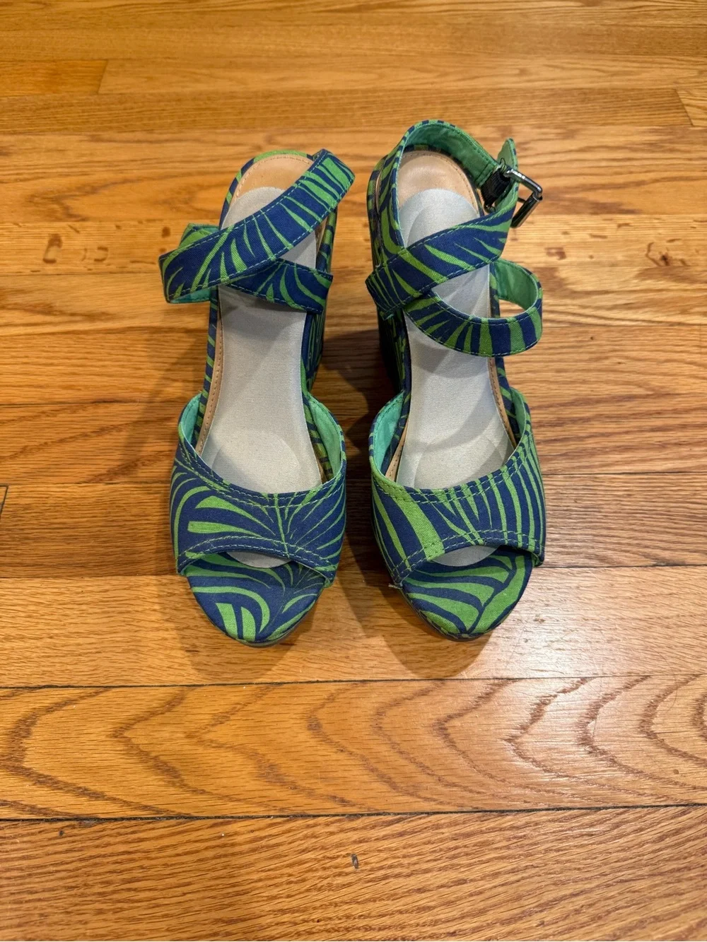 Gap tropical leaf pattern wedges size 8